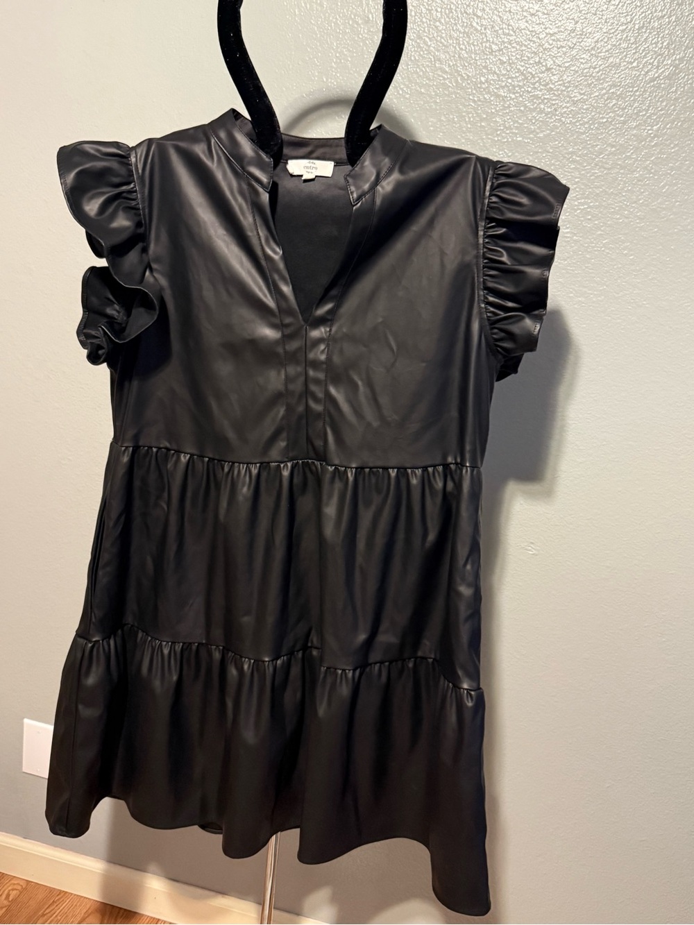 entro Black Fabric Clothing Label Close-Up